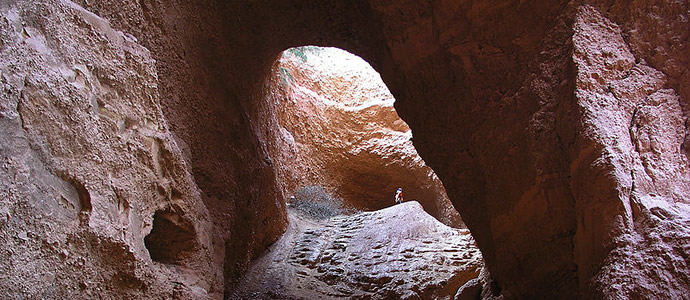 Parte de un túnel excavado en la Tierra con forma de arco.